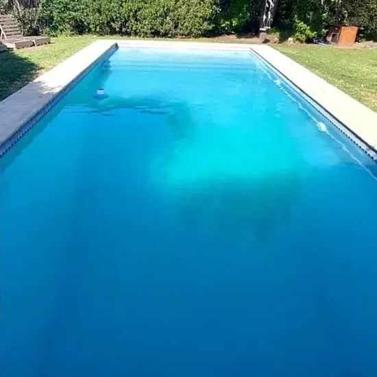 Piscina recuperada con agua clara después del trabajo de AquaMaster.